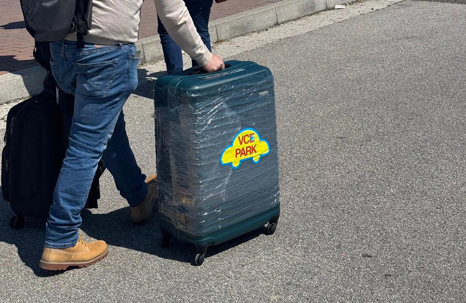 parkirišče letališče Benetke z ovijanjem in tehtanjem prtljage